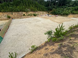 7/15〜22まで工事を行いました。手前半分に川砂を3cm補充する予定が、結果的には全体の2/3補充された感じです。